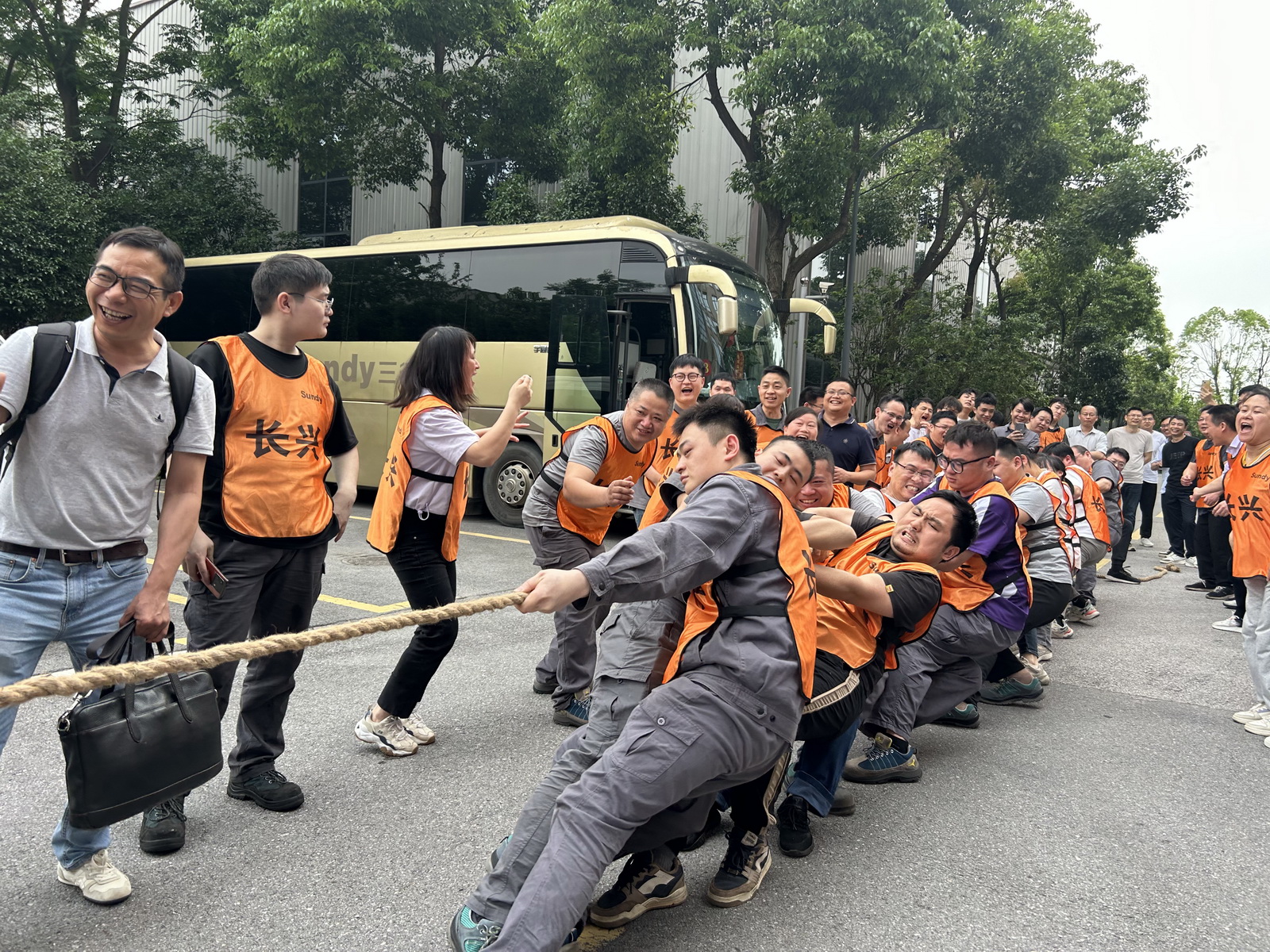 加油！加油！凝“绳”聚力，“ylzz总站线路检测中心杯”首届拔河比赛火热开赛