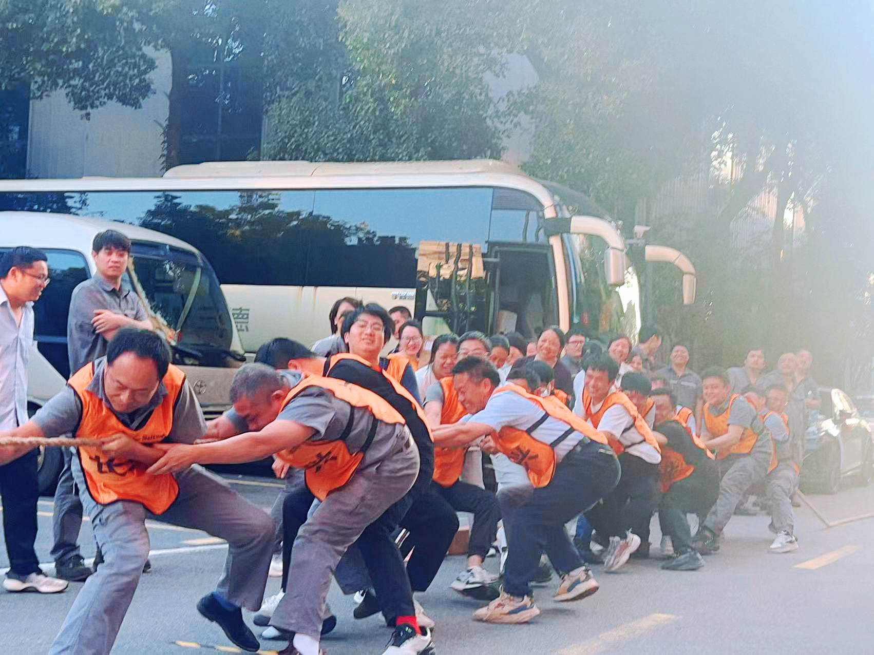 燃爆ylzz总站线路检测中心总部园区！女子组首秀亮眼，这场拔河比赛尘埃落定